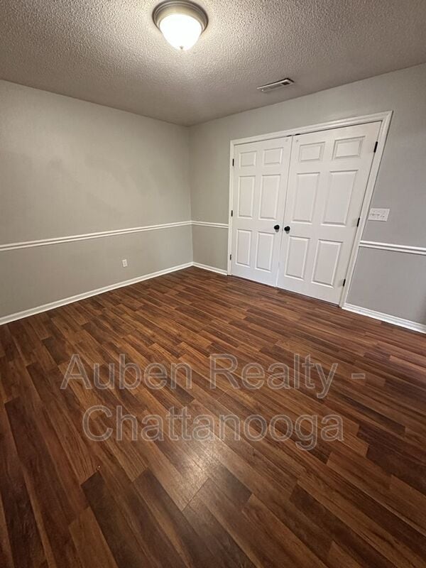 Building Photo - 1317 Village Green Dr