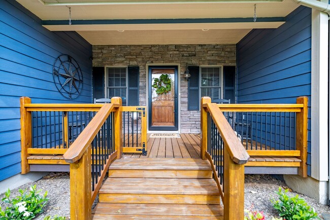 Building Photo - Spacious Single-Level Family Home