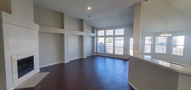 Building Photo - 4 Bed/2 Bath Home in Prime Rockwall Area w/ Fresh Paint & New Floors