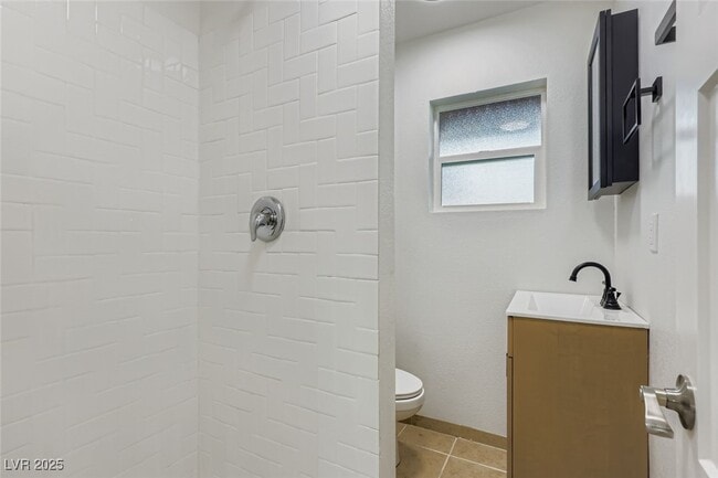 Building Photo - 663 D