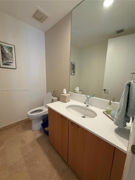 Building Photo - 16001 Collins Ave