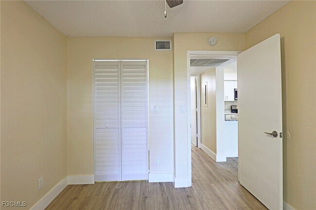 Building Photo - 5331 Summerlin Rd