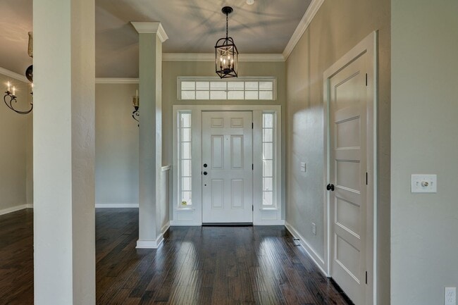 Building Photo - Desirable Home In Valencia Park!