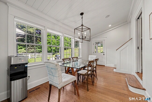 Building Photo - 51 Squires Ln