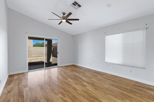 Building Photo - 11518 W Paradise Dr