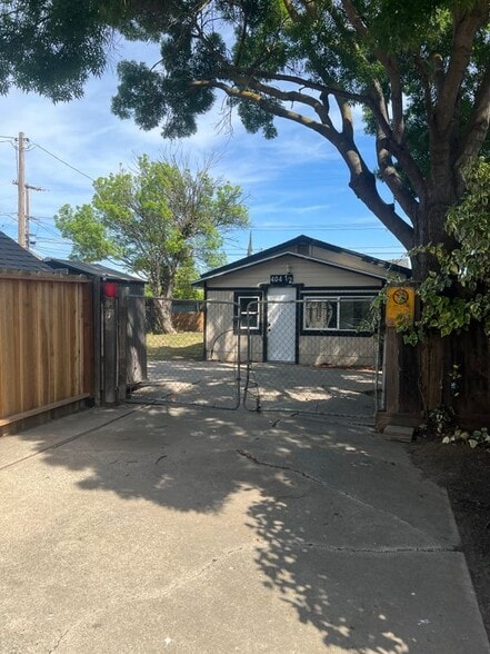 Building Photo - 404 Thrasher Ave