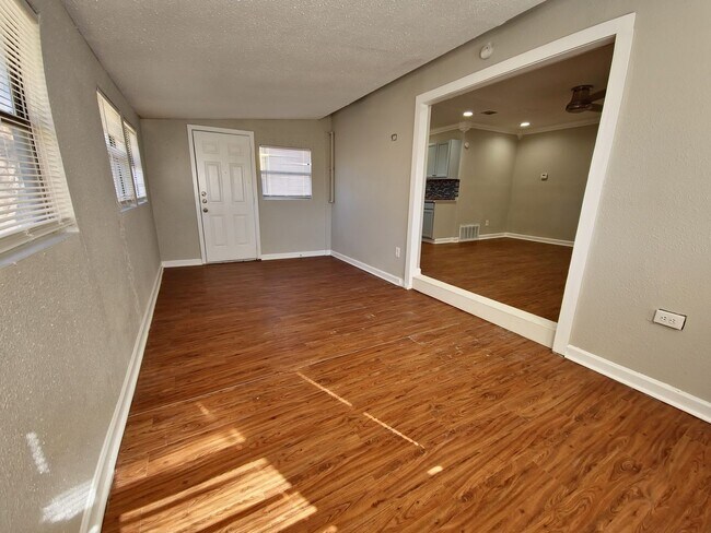 Building Photo - Spacious 3/2 home in South Austin