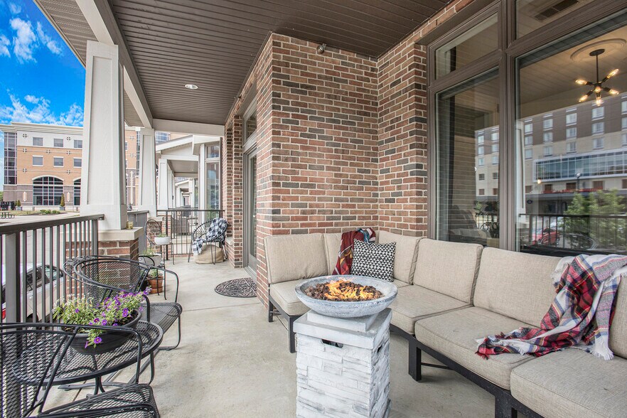 Private Patio - 430 Union Ave NE