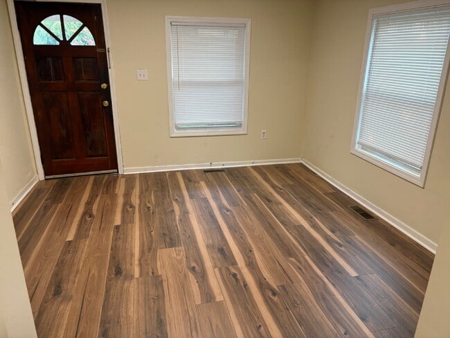 Building Photo - Recently Updated 2 bedroom / 1 bathroom ho...