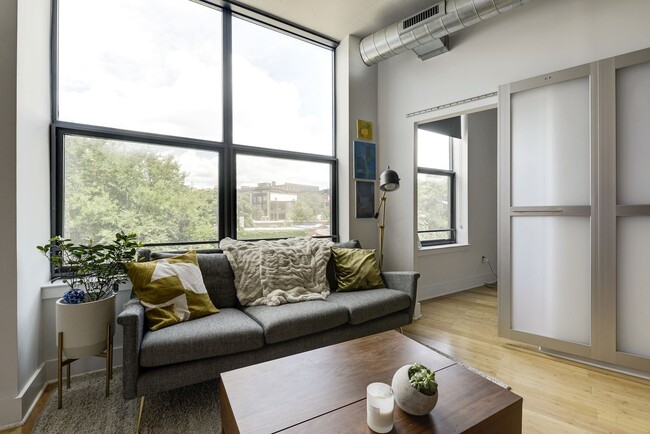 Building Photo - 2 bedroom 2 bath condo in Adams Morgan