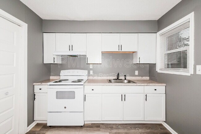 Building Photo - 6062 E 16th St