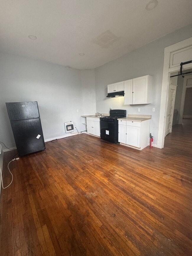 Building Photo - Two Bedroom Highland Apartment