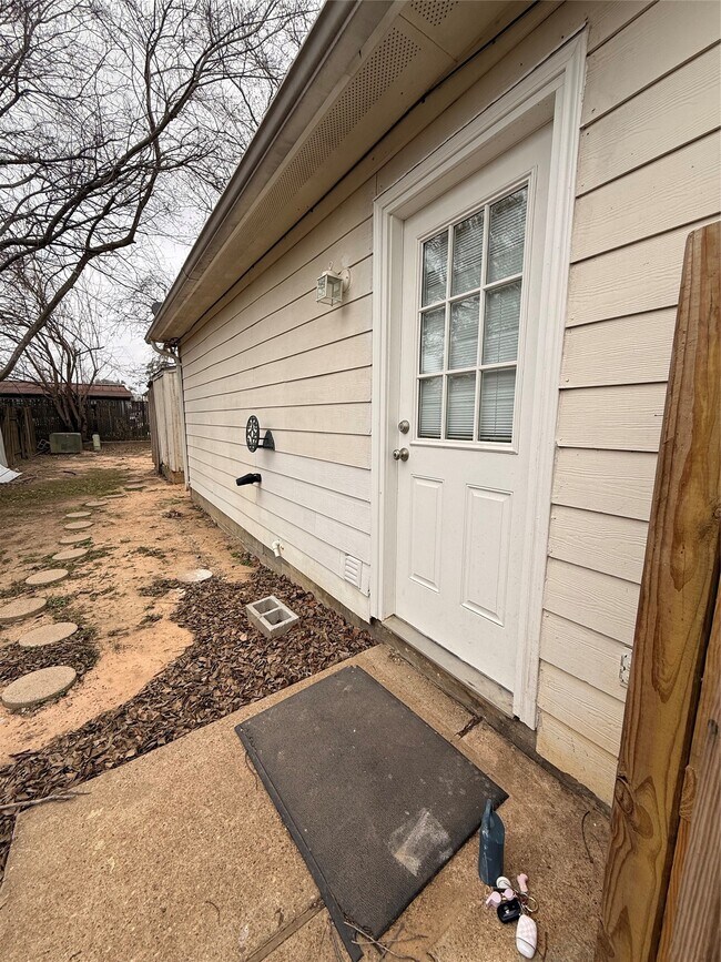 Building Photo - 320 Willowick St