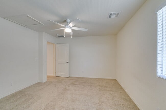 Building Photo - GORGEOUS TOWNHOME*UPGRADED*ALL APPLIANCES*...