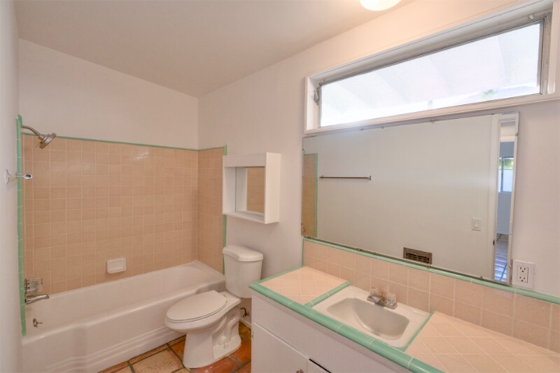 Building Photo - 975 E Camino Parocela