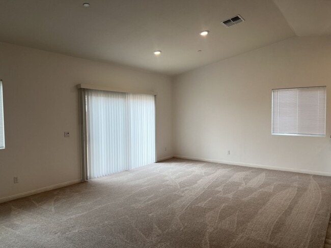 Building Photo - 4 Bedroom 2 Bath