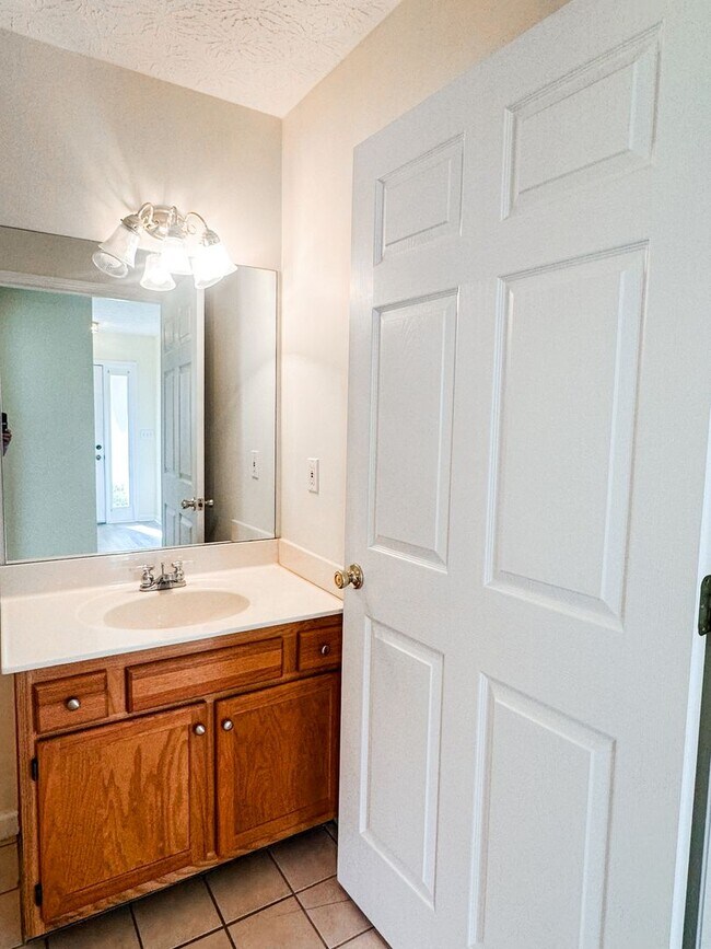 Building Photo - Ranch Style townhome in great Gainesville location