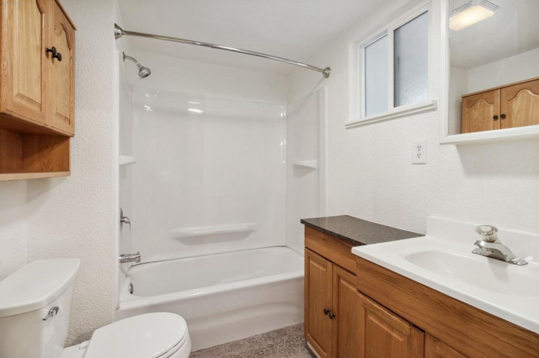 Unit B Bathroom - 18490 Empire St