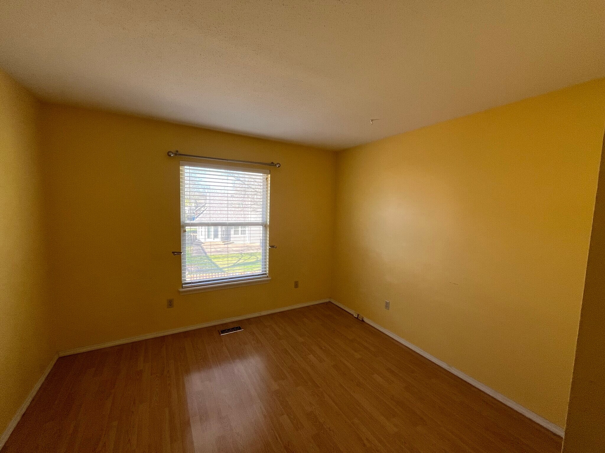 Building Photo - 914 Shandra Dr