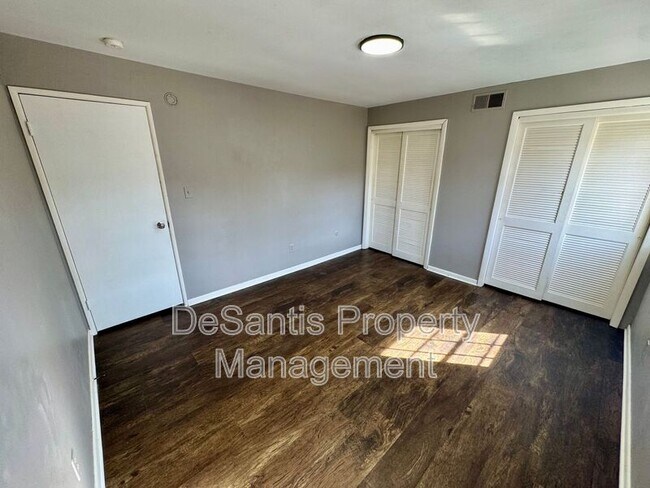 Building Photo - 542 5th Ave