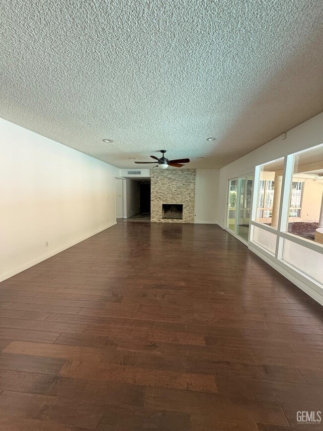 Building Photo - 400 Fairway Dr