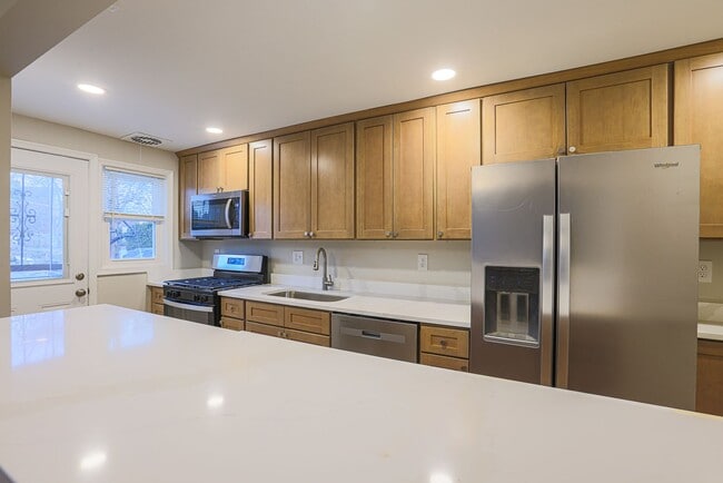 Building Photo - RENOVATED PARKVILLE TOWNHOME 3BR 1.5BA
