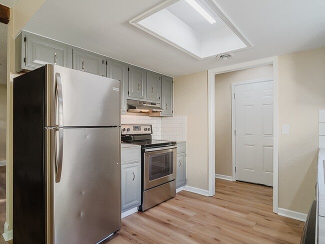 Building Photo - 1319 W Forest Dr