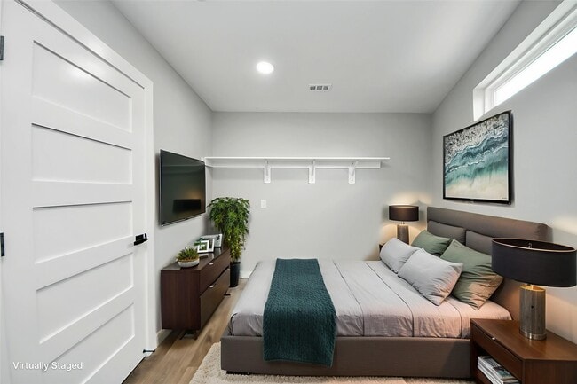 Building Photo - 1218 Des Jardines St