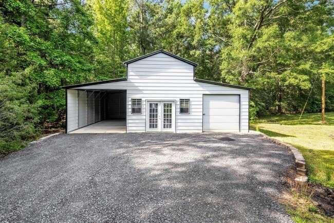 Building Photo - Spacious 5BR House on 2 acres in Chapin!