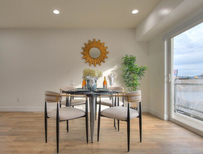 Building Photo - Luxury 2 & 4 Bed Townhomes in NoHo!