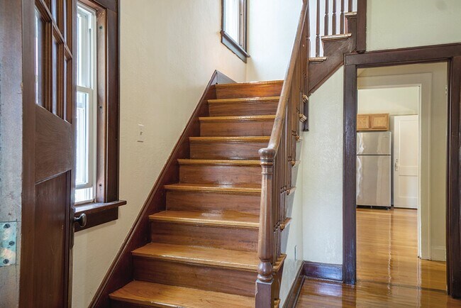 Building Photo - Charming Single Family Home In Residential...