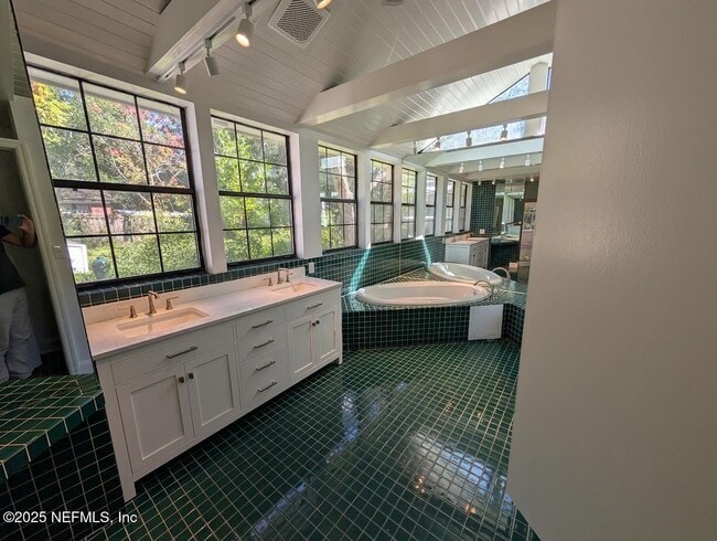 Building Photo - 1429 Azalea Dr