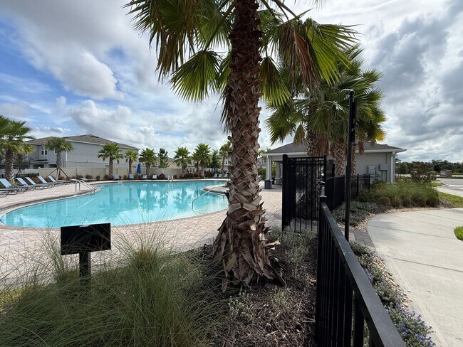 Building Photo - 3 Bedroom 2.5 Bath Townhouse W/1 Car garag...