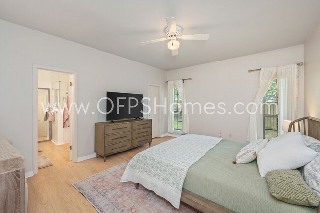 Building Photo - 3/2 in Destin!! AVAILABLE JULY 1