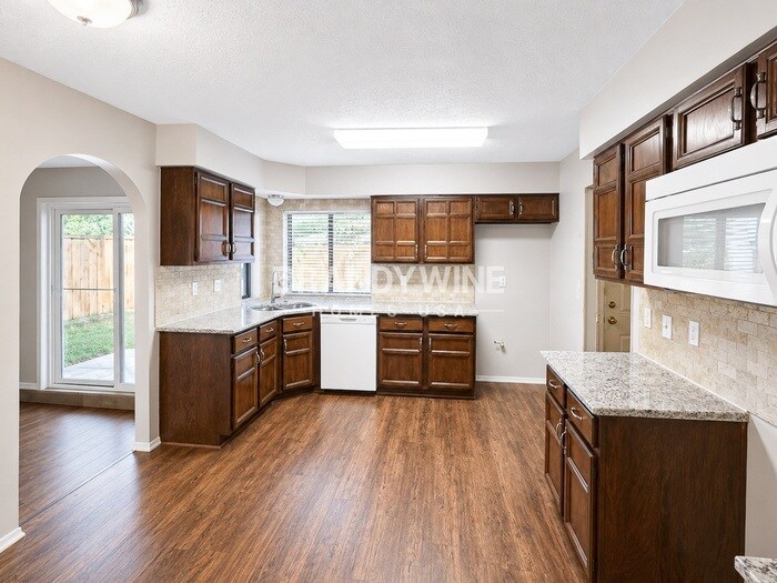 Building Photo - 3025 Jamestown Dr
