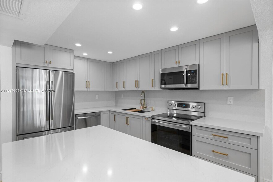 Primary Photo - 5401 Collins Ave