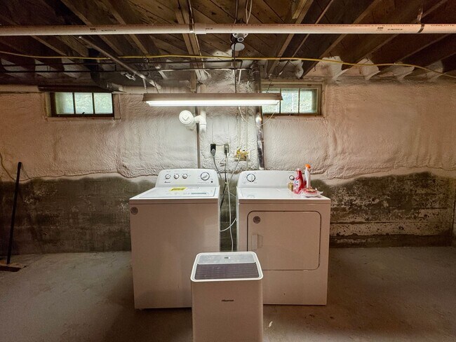 Building Photo - $3,195 Spacious 4BD/2BA Home w/Fenced Backyard | Available Now