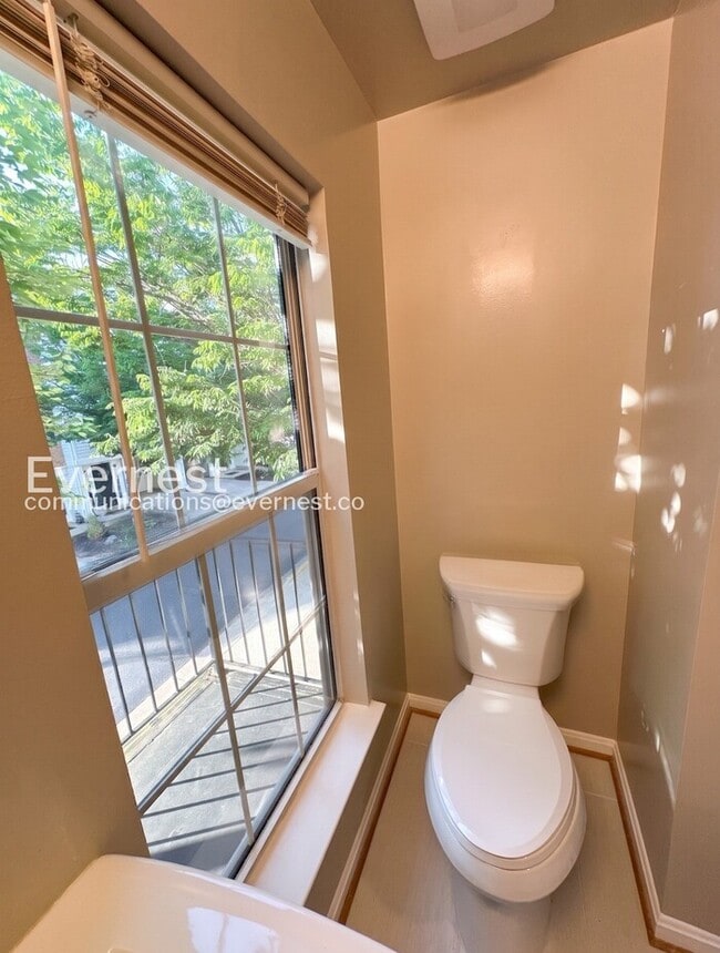 Building Photo - 2 Bed/1.5 Bath Townhome with Garage / Vouchers Accepted / Available Now!