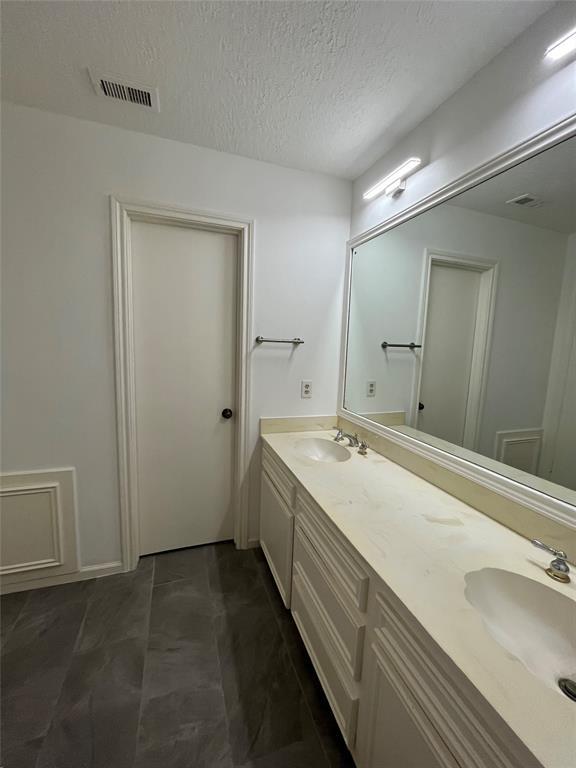 Building Photo - 2115 Redcliff Dr