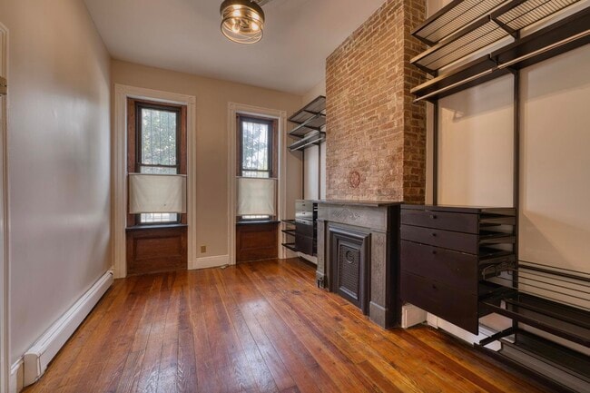 Building Photo - 167 Christopher Columbus Dr