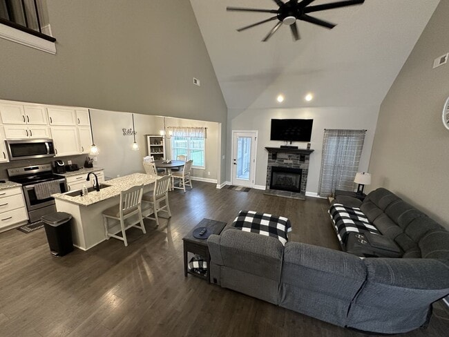 Building Photo - 4 Bedroom 3 Bathroom Home with Bonus Room!