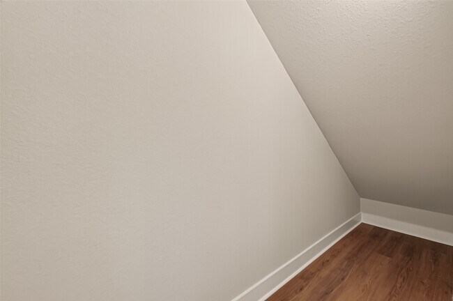 Building Photo - 1504 Hussion St