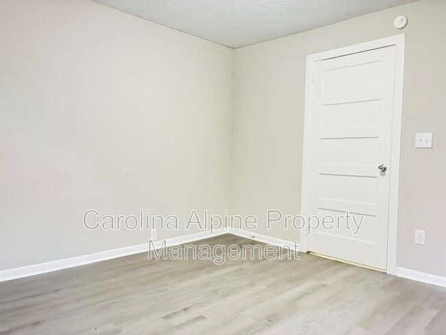 Building Photo - 514 S Maple St