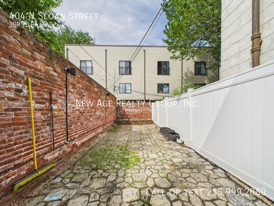 Building Photo - 404 Sloan St