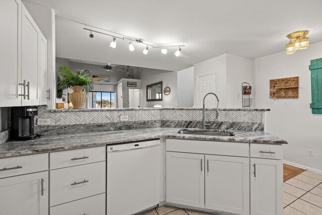 Building Photo - Furnished All-Inclusive 4bed/3bath condo a...