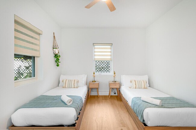 Building Photo - 1336 NE 14th Ave