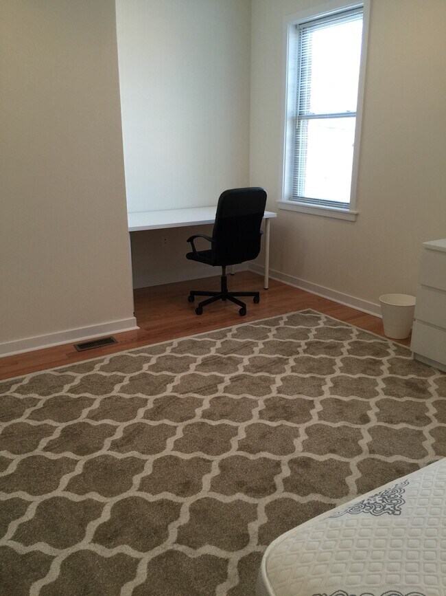 Building Photo - 526 N 36th St