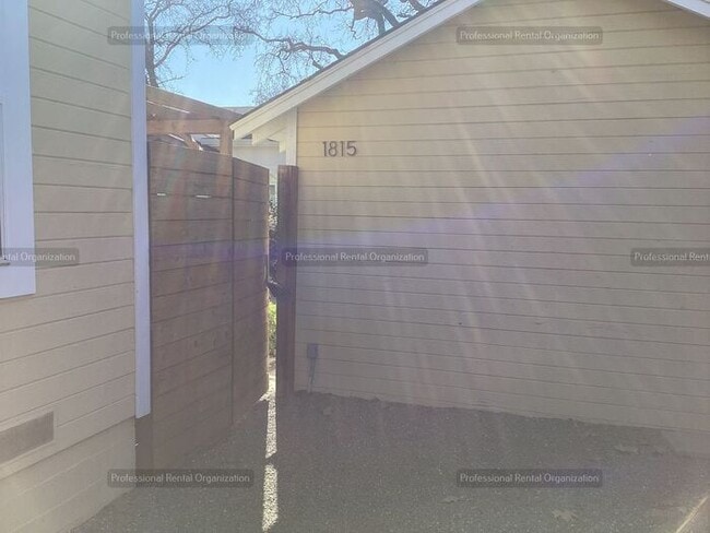 Building Photo - Wine Country Living at Its Finest