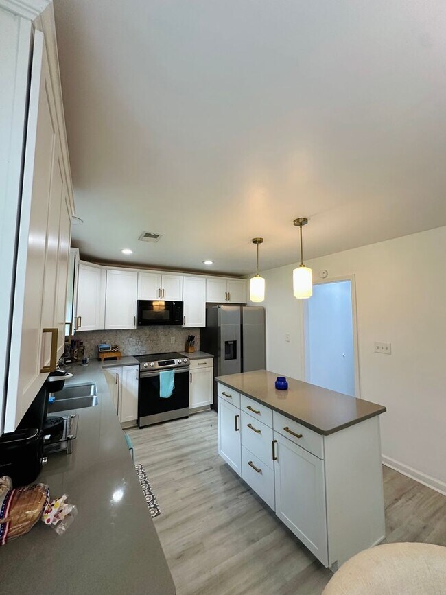 Building Photo - 103 Meadow Creek Dr