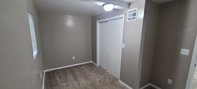 Building Photo - Cute 5 bedroom House